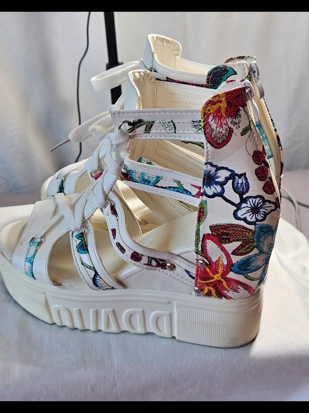 BRAVO White Floral Lace-Up Wedges Platform Sandals Sz 10 US Perfect For Summer